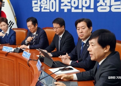 [포토] 이성윤 최고위원 바라보는 황명선 황명선 최고위원