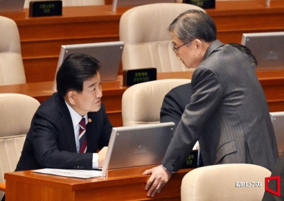 [포토] 대화하는 정동영 통일부 장관과 조현 외교부 장관