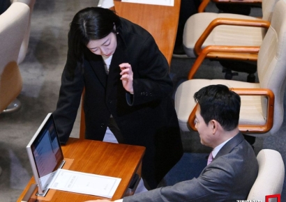 [포토] 장동혁 대표와 대화하는 배현진 의원