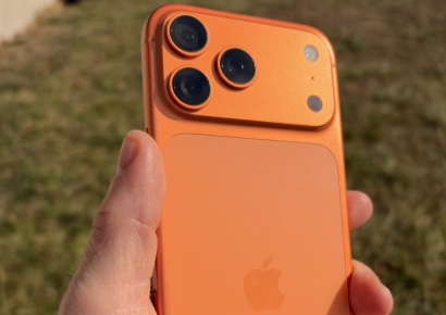 색 하나 바꿨을 뿐인데…"명품 같잖아?" 아이폰 불티나게 팔리는 中