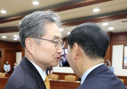 [포토] 귀엣말 나누는 구윤철 부총리와 조현 장관