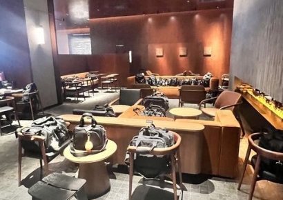 스타벅스가 신입 승무원 짐보관소 됐다…"치워 달라"하자 적반하장