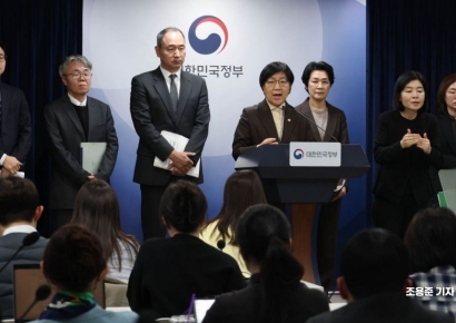 [포토] 취재진 질문에 답하는 정은경 장관