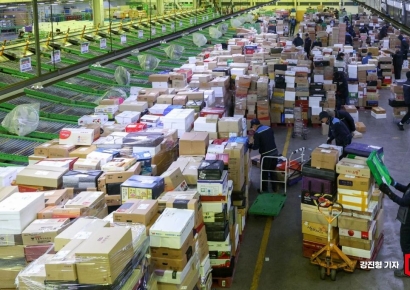 [포토] 명절 앞두고 택배 수북이 쌓인 동서울우편물류센터