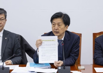 與 "3차 상법개정에 경영권 방어 장치? 코스피2500 가자는 것"