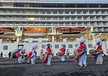 여수항에 국제크루즈 올 첫 입항…전남권 해양관광 활성화 신호탄