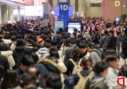 [포토] 설 연휴 앞두고 여행객들로 붐비는 인천공항 제2여객터미널