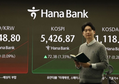 코스피 5400 돌파…삼성전자, ‘17만전자’ 찍었다