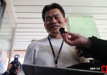 [포토] 경찰서에서도 본인 방송하는 전한길