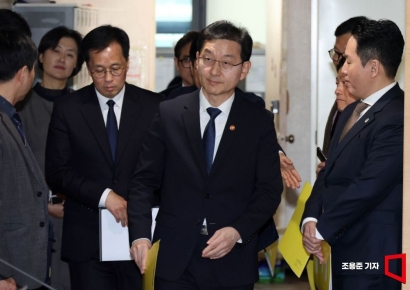 [포토] 12.3 불법계엄 관련 조사결과 발표 입장하는 윤창렬 실장