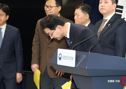 [포토] 인사하는 윤창렬 국무조정실장