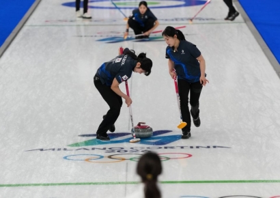 女컬링, 예선 첫 경기 미국에 4-8 패…후반에만 3차례 스틸 허용
