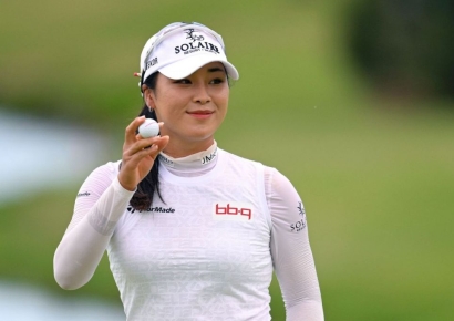 윤이나, 이틀 연속 4언더파…로즈 선두 질주