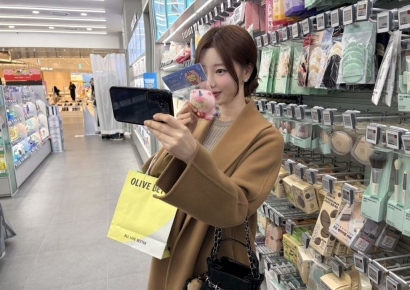 "7만원 꼭 채워야 해" 2030여성 우르르…'1인당 구매 제한'까지 올리브영 무슨일[지금 사는 방식]