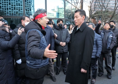 기업은행 노조, 행장 출근 저지 22일 만에 종료