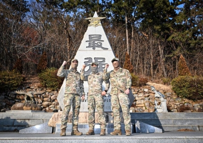 해군 특수전전단 장병들, 영동고속도로 차량 화재 신속 대응