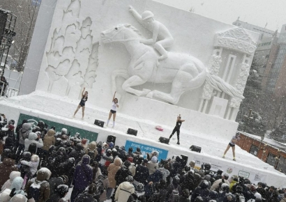 영하 추위 속 '수영복'만 입고 공연한 女 아이돌…보는 이들마저 '아찔'
