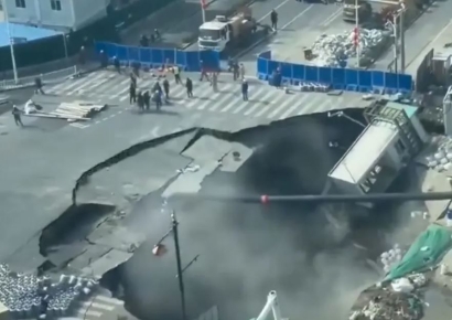 사람들 길 건너는데 '아찔'…지하철 공사장 '거대 싱크홀'에 中 대피 소동