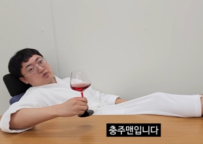 "공직 사회의 암적인 존재였지"…'충주맨' 돌연 퇴사에 다양한 해석