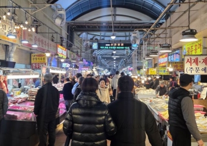 [르포] "물가 부담스럽지만"…설 대목 전통시장 환급행사에 '방긋'