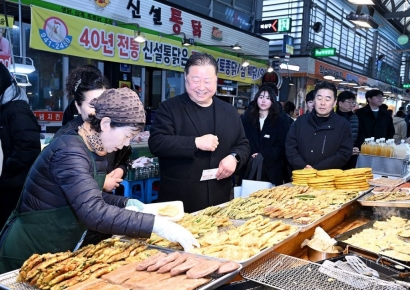 김경일 시장 "전통시장 이용이 상인에겐 큰 힘"…설 맞이 장보기 행보