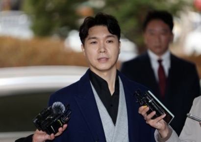 '박수홍 출연료 등 수십억 횡령' 친형 부부, 대법원 판결 나온다