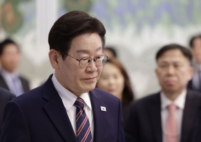 李대통령 "언론이 벌떼처럼 왜곡보도, 부동산 투기 억제 무산시켜"