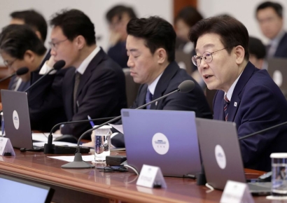 李대통령 "최다·최고·최대 성과 추렸다"…경제는 '코스피 신기록'