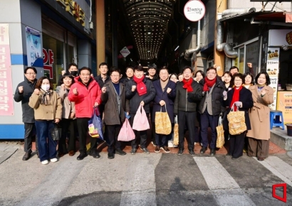 “장바구니 들고 골목으로”…문경시의회, 설 앞두고 민생 체온 높였다
