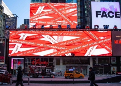 "벽에 꽂힌 꽃 다 가져갔더니"…서울 한복판서 '러브송' 캠페인 주인공은