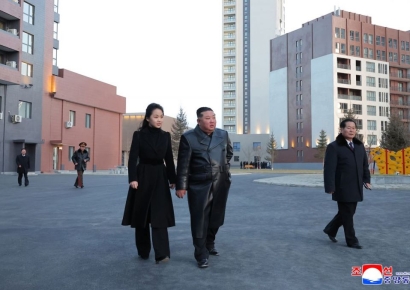 김정은 평양 파병군 유족 거주단지 찾아 "국가의 자랑"