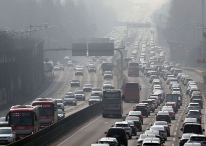 부산→서울 최대 10시간…설날 고속도로 귀경길 정체 극심