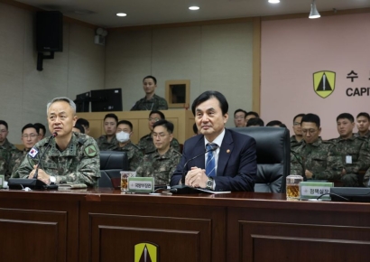 안규백 장관, 주한미군사령관에 항의…서해 미중 전투기 대치 관련