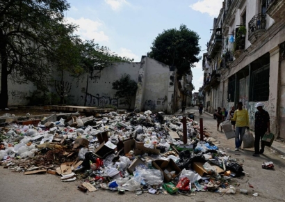 "썩은 냄새 때문에 못 살겠다" 악취에 쏟아진 불만…쓰레기 천지된 '이 나라'