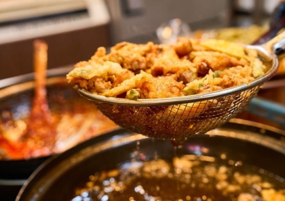 "도대체 어떻게 튀긴 거야? 대단한 맛"…외국인이 가장 선호하는 韓음식[K홀릭]