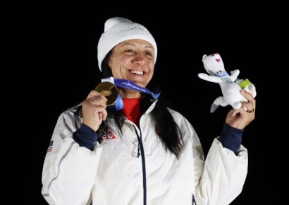 '4전 5기' 도전 끝에 金…41세에 새 역사 쓴 '봅슬레이 여제' 