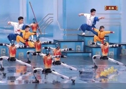 "취권에 도마 체조까지" 中 춘제 휴머노이드 로봇 장기자랑