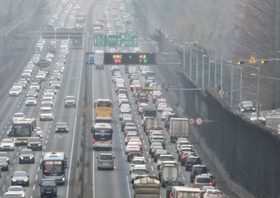 설날 오후 '귀경 전쟁' 계속…부산→서울 7시간 10분, 정체 내일 새벽까지