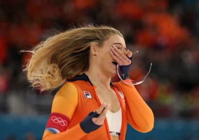 "14억짜리 세레머니"…金 따고 스포츠 브라 노출한 선수 '대박'