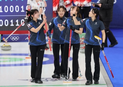 女컬링 3연승 불발…'세계 1위' 스위스에 5-7 패