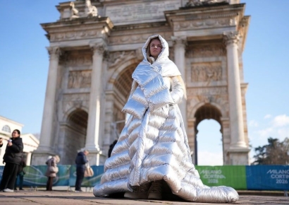 '우크라 피켓' 들고 올림픽 입장한 여성…정체 밝혀지자 '반전'