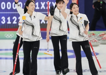 한국 여자 컬링, 오늘 밤 일을 낸다…캐나다 잡으면 4강 진출