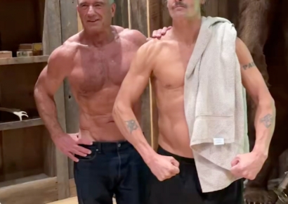 "72세인데 몸이 이렇게 좋다고?" 웃통 벗고 냉수목욕한 美보건장관