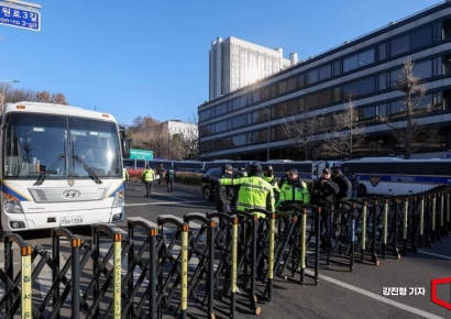 [포토] 법원삼거리 출입 통제하는 경찰
