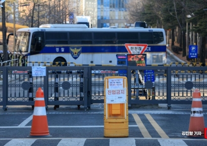 [포토] 윤석열 전 대통령 1심 선고 앞두고 서울중앙지법 출입 통제