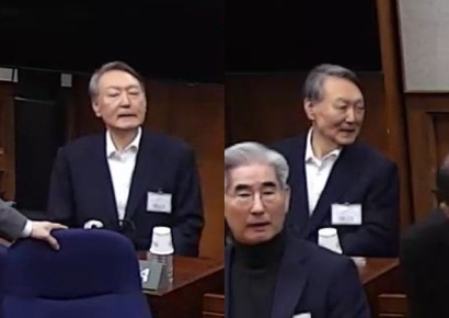 무기징역 선고받은 尹, 굳은 표정으로 허공 응시…지지자들 응원엔 '미소'