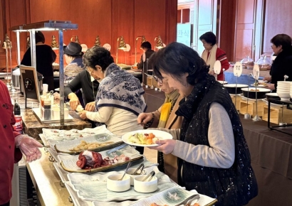 "나물 무치기 귀찮아!"…꾸미고 나와 3만원 뷔페로, '할줌마 런치' 뜬다