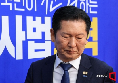 [포토] 회의실 들어서는 정청래 민주당 대표