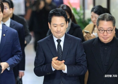 [포토] 회의실로 향하는 장동혁 국민의힘 원내대표