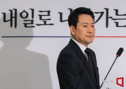 [포토] 회의실 들어서는 장동혁 국민의힘 대표